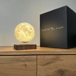Holdfényt idéző ASTRO LAMP díszlámpa fa alapon, csomagolással.