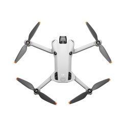 Modern DJI drón, négy rotorral és GPS-szel, fehér háttéron.