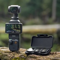 DJI Osmo kézi kamera mohás fatörzsön erdei háttérrel.